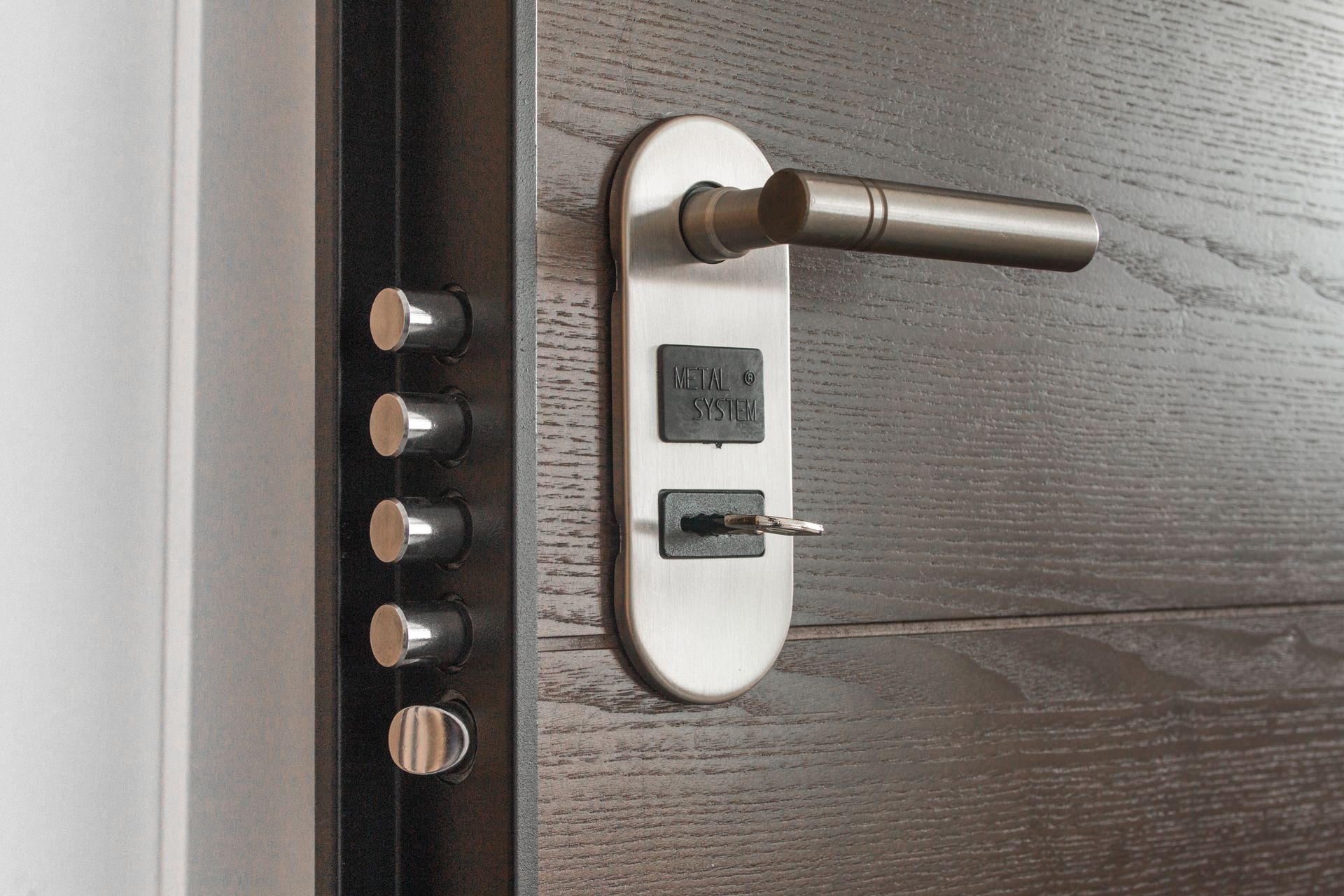 Serrure multipoints et clé sur une porte sécurisée